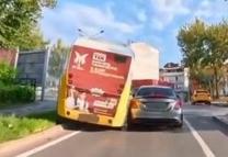 Bursa'da belediye minibüsü elektrik direğine çarptı: Kaza anı kamerada