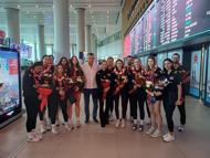 Dünya ikincisi U17 Voleybol Milli Takımı’na havalimanında çiçekli karşılama