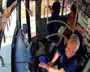 Midibüsünde fenalaşan yolcuyu hastaneye yetiştirdi