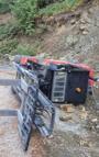 Devrilen forkliftin altında kalıp, yaralandı