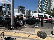 Diyarbakır'da otomobiller çapıştı: 1'i ağır 2 yaralı