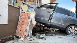 Otomobil caminin duvarına çarptı: 2 yaralı