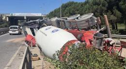 Çekmeköy’de virajı alamayan beton mikseri devrildi: 1 yaralı
