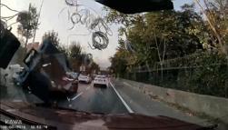 Sarıyer’de 4 otomobilin karıştığı kaza kamerada; araç havalanıp karşı yöne savruldu