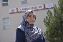 Eğitim hayalinden vazgeçmeyen 4 çocuk annesi, 35 yıl sonra üniversiteli oldu