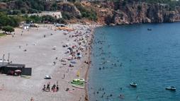Antalya'da termometreler 40 dereceyi gösterdi, kent merkezi boş kaldı