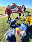 Trabzon'da düşme sonucu yaralanan kadın, helikopter ambulansla hastaneye ulaştırıldı