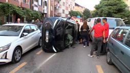 Ümraniye’de park halindeki araçlara çarparak devrilen otomobilin sürücüsü yaralandı