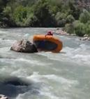 Rafting yarışında botları alabora olan sporcular zor anlar yaşadı