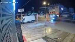 Takla atan otomobil, üst geçidin merdivenlerine çarptı; 2 yaralı