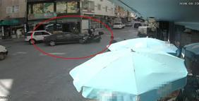 Otomobil ile motosikletin çarpıştığı kaza kamerada