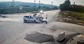 Osmaniye’de otomobil ile hafif ticari aracın çarpıştığı kaza kamerada: 2 yaralı