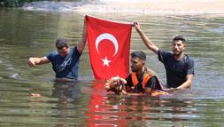 Denizli'de 8 asırlık gelenek; koyunlarını nehirden geçirdiler