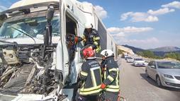 TIR kabininde sıkışan şoförü itfaiye kurtardı