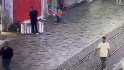 Beyoğlu’nda uyuyan kişinin cep telefonunu çalan şüpheli yakalandı