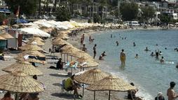 Bodrum'da hava sıcaklığı 40 dereceyi aştı, sahiller doldu
