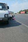 Park halindeki kamyonete çarpan motosiklet sürücüsü yaralandı