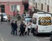 Komşuların keserli, yumruklu kavgası kamerada