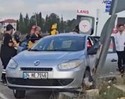Otomobille çarpışan hafif ticari araç devrildi: 2 yaralı