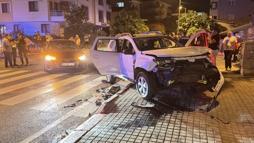 Otomobil polis aracıyla çarpıştı: 2 polis yaralı