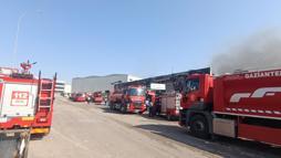 Gaziantep'te elyaf fabrikasında yangın; 2 işçi dumandan etkilendi