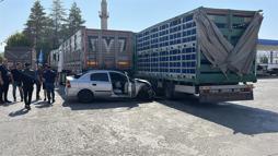 Polisten kaçan sürücünün otomobili, park halindeki 2 TIR'a çarptı; 2 yaralı