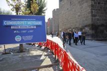 Başkan Büyükkılıç Cumhuriyet Meydanı'ndaki çalışmaları inceledi