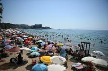 Kuşadası'nda hava sıcaklığı 37 dereceye ulaştı, plajlar doldu