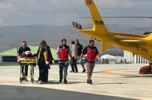 Traktörün altında kalan genç ambulans helikopterle hastaneye ulaştırıldı