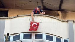 Apartmanın çatısındaki yangında 2 çocuk dumandan etkilendi