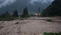 Trabzon'da etkili sağanak; Uzungöl'de taşkın