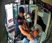 Ambulans ve özel halk otobüsü şoförlerinin kavgası kamerada