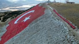 Türkiye’nin en büyük Türk Bayrağı’na saygı yürüyüşü