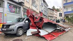Artvin'de fırtınada uçan çatı 3 aracın üzerine düştü