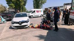 İki otomobille çarpışan motosikletin sürücüsü yaralandı