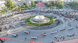 Sivas’ta 1058 kişi aynı anda halay çekti