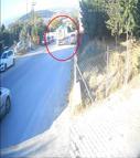 2 otomobile çarpan hafriyat kamyonu, evin bahçesine düştü