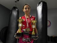 Mağazada çalışıp, spor salonu aidatını ödediği ‘muay thai’de şampiyon oldu