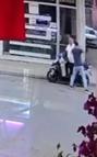 Esnafı bıçakla yaraladı, 'oyun bitti' deyip teslim oldu; saldırı kamerada