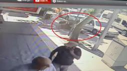 Otomobilin açılan kapısına çarpan motosikletin sürücüsü yaralandı