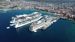 Kuşadası'na 3 kruvaziyerle denizden 8 bin 560 turist geldi