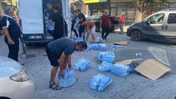 Ceyhan’da yola dökülen su şişelerini vatandaşlar topladı