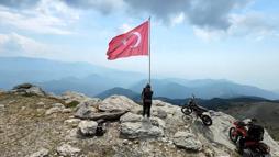 Osmaniye’de motosiklet tutkunları 2 bin 200 rakımda Türk bayrağını yeniledi
