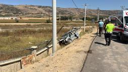 Hafif ticari araç beton duvara çarptı; 1’i ağır, 3 yaralı