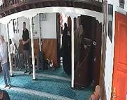 Camiye namaza gelen kadının çantasındaki altınları çaldılar