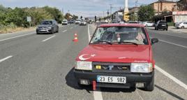 Yolun karşısına geçerken otomobilin altında kalarak öldü; o anlar kamerada