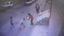 Küçükçekmece'de 1'i çocuk 2 kişinin yaralandığı silahlı kavga kamerada