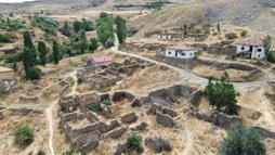 Göç nedeniyle terk edilen köyde yalnızca bir aile yaşıyor