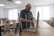 Alzheimer hastası, tedavi gördüğü merkezin gönüllü tamircisi oldu