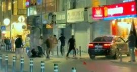 Avcılar'da iki grup arasındaki sandalyeli kavgayı çevredekiler ayırdı